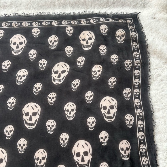 NWOT Alexander McQueen Silk Skull Scarf Black and Cream Pink Signature - Picture 3 of 9